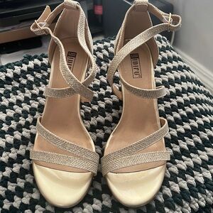 Size women’s 7 gold glitter 3inch wedge